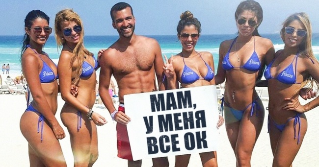 Хлопець подорожує по світу, а щоб його мама не хвилювалася, він шле їй ці фото