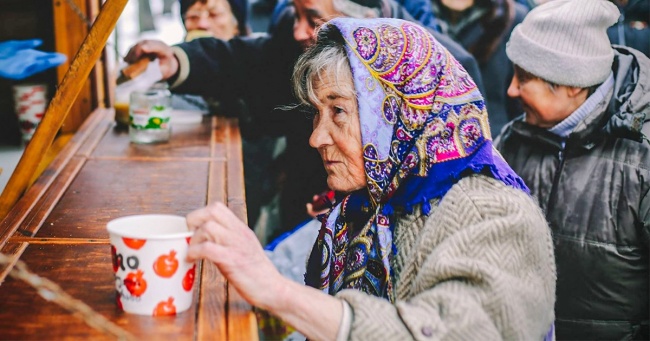 Як київський благодійний фонд робить життя пенсіонерів яскравіше, ніж у молоді