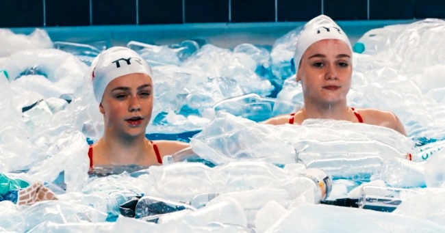 Британські синхроністки показали на власному прикладі, як наша планета живе серед пластику